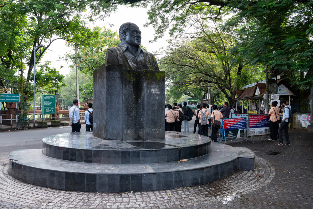 The statue of S.K. Pottekkatt at SM Street.