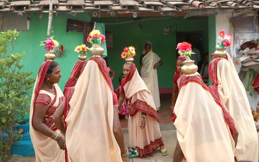 Women Performing the Sua Naach