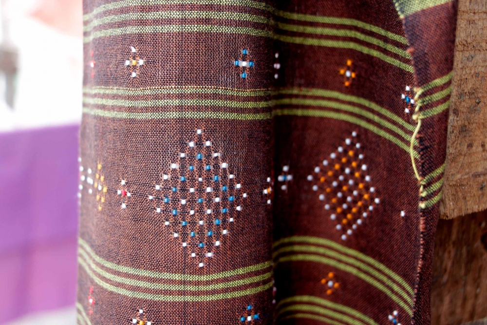 Thangaliya is used to describe a weaving technique where patterns are woven into the fabric by arranging raised dots of thread, which are visible on both sides of the fabric. 